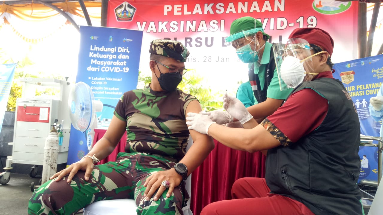 Dandim Bersama Forkopimda Bangli Suntik Vaksin COVID-19 Perdana