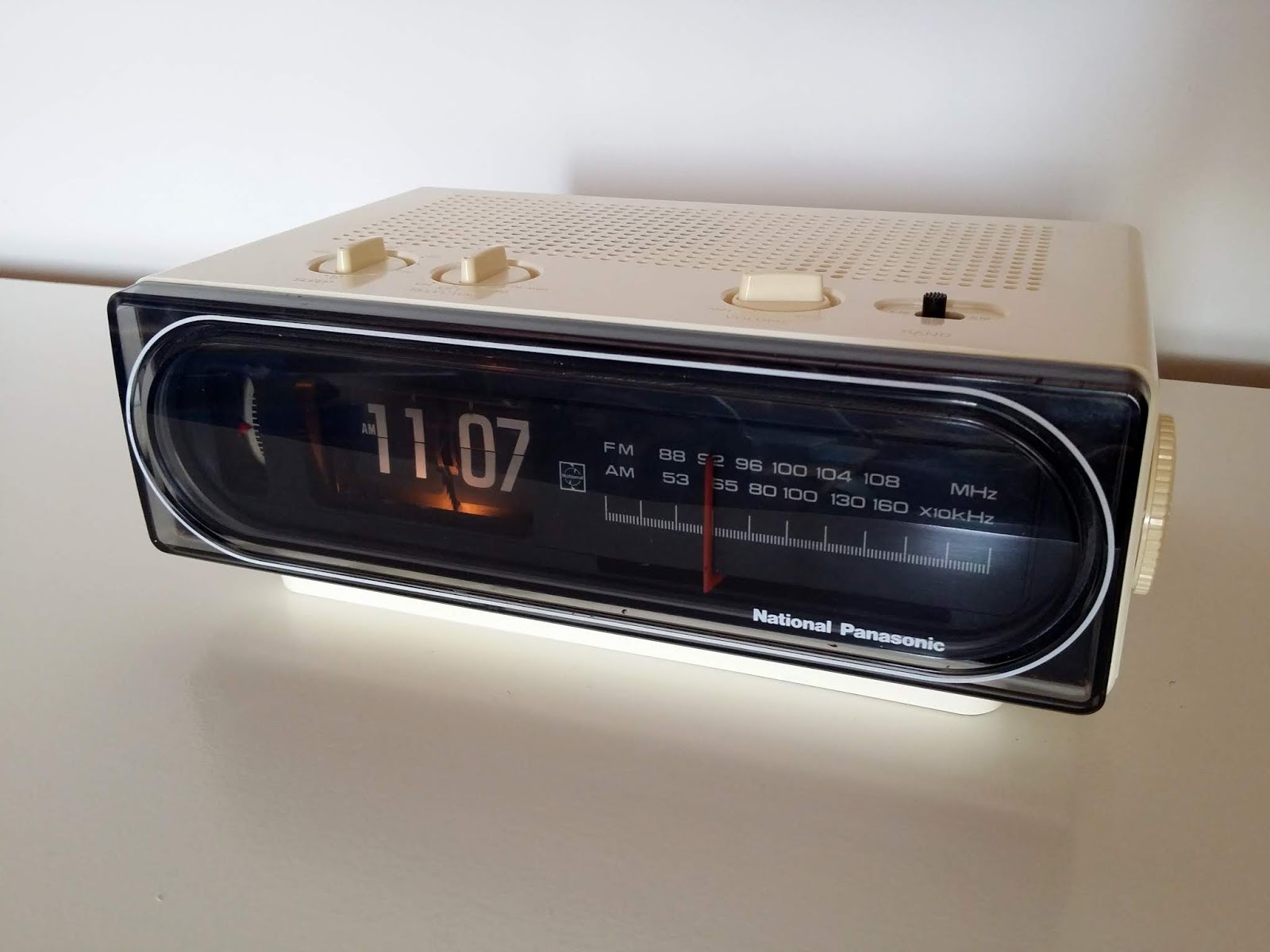 Radio reloj despertador National Panasonic Regreso al futuro