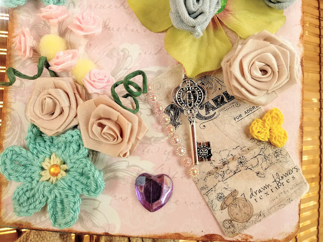 Flor de ganchillo y flores de tela para hacer tarjeta de invitación