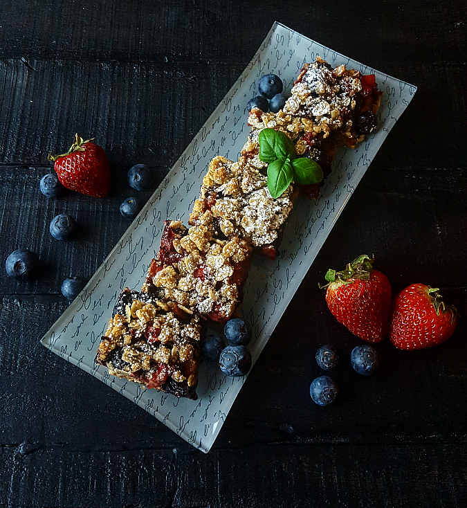 Hostess Gift: Strawberry & Blueberry Crisp Bars Recipe