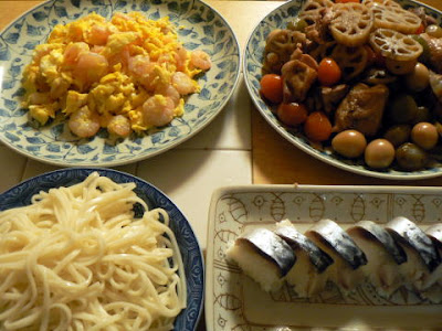 夕食の献立　献立レシピ　飽きない献立　鶏肉とレンコンの煮物　エビ玉子サラダ　巻きすでバッテラ　うどん