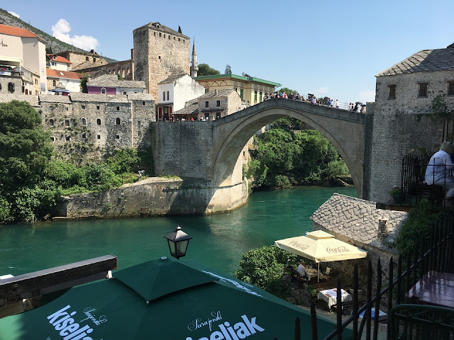 bosna hersek'te gezilecek yerler arasında en önemli yer mostar köprüsü