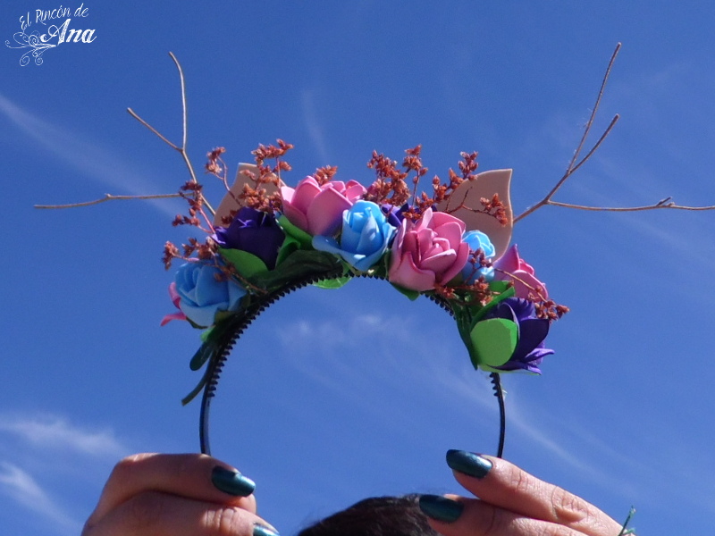 Tiara para disfraz con rosas de fomi