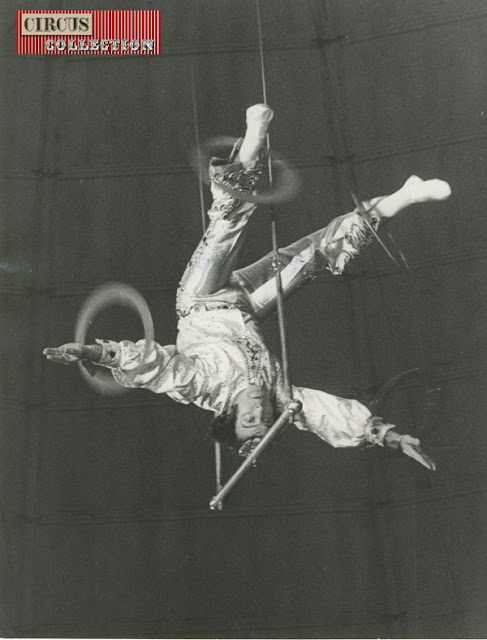 jonglerie et équilibre sur la tête au trapèze Washington 