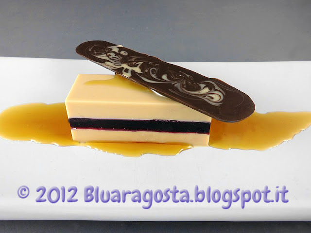 Lingotto al cioccolato bianco con gelatina di mirtilli e succo d'acero