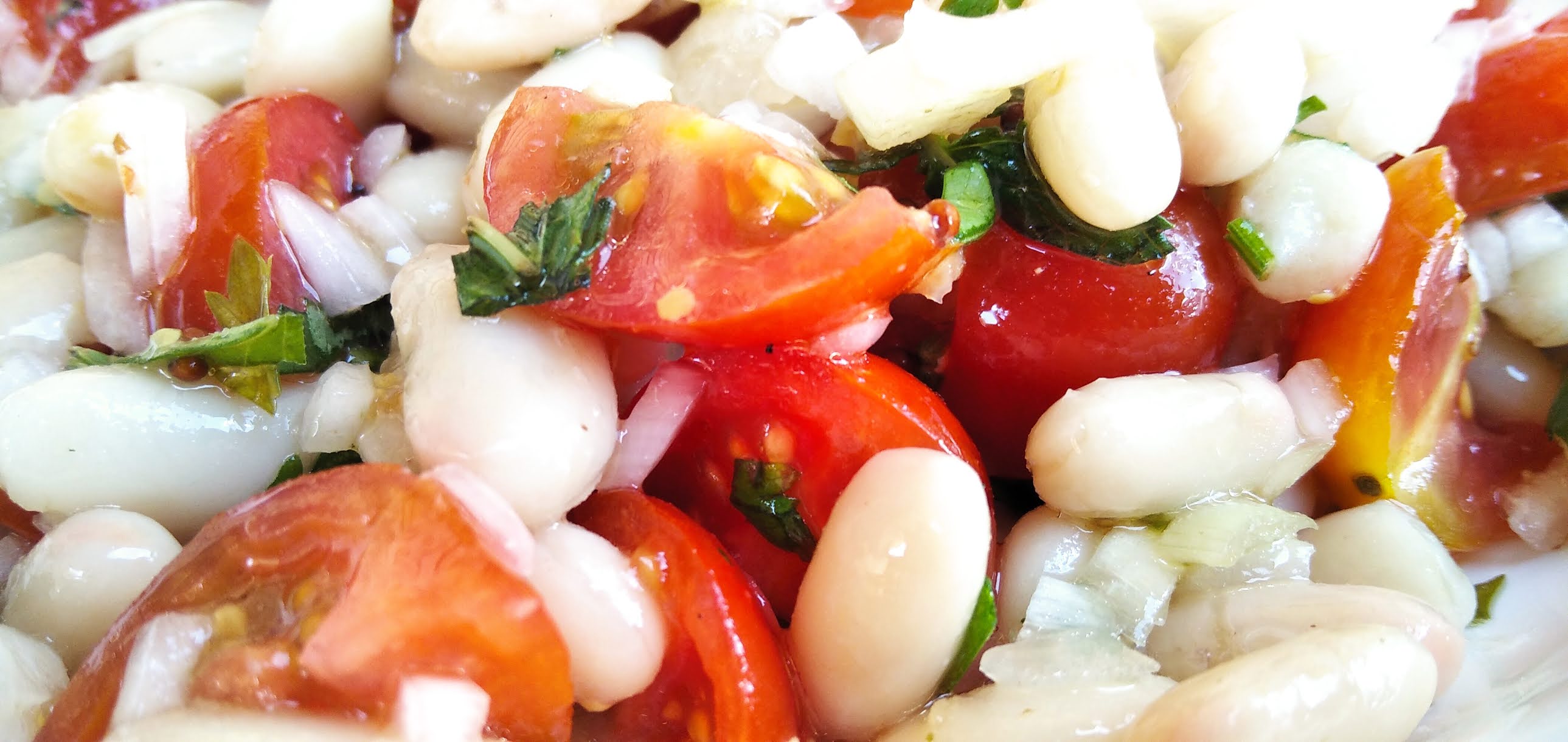 Ensalada de judías blancas y tomates