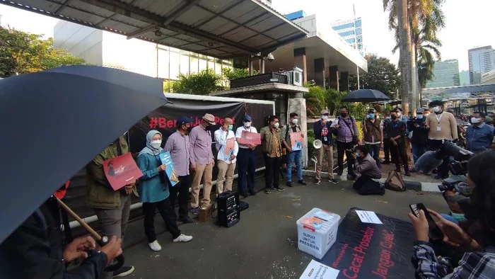 Bentuk Kekecewaan, Rakyat Dirikan 'Kantor Darurat Korupsi' di Depan Gedung Lama KPK