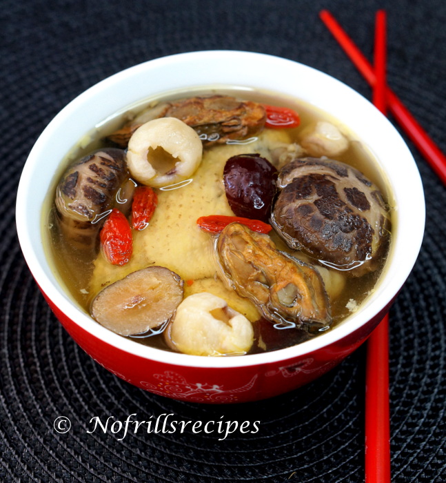 Double boiled chicken soup with dried oyster and mushroom 冬菇蚝豉炖鸡汤