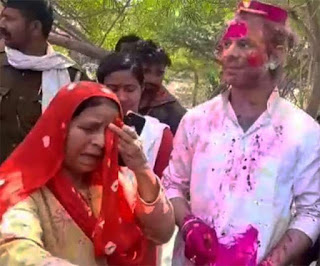 लालू अंदाज में तेजप्रताप ने खेला कुर्ताफाड़ होली , बिना हेलमेट के पहुंचे बुलेट से माँ राबड़ी देवी के पास लालू अंदाज में तेजप्रताप ने खेला कुर्ताफाड़ होली , बिना हेलमेट के पहुंचे बुलेट से माँ राबड़ी देवी के पास