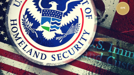 На фото логотип Иммиграционной и таможенной полиция США