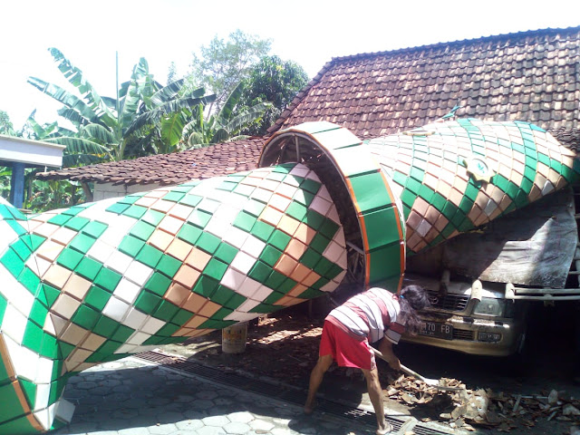 Allahu Akbar! Angin Kencang Robohkan Menara Masjid di Demak, Timpa Rumah Warga