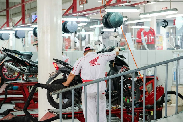 Bengkel sepeda motor Honda AHASS buka setiap hari Bengkel sepeda motor Honda AHASS buka setiap hari