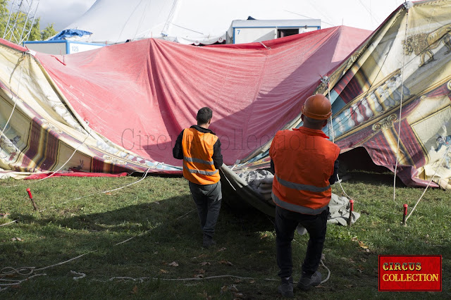 Devant le chapiteau, les employés du cirque Knie installent le grand et le petit buffet puis montent la tente d'entrée du cirque. ( Bulle le 24 septembre 2018 ) photo Philippe Ros