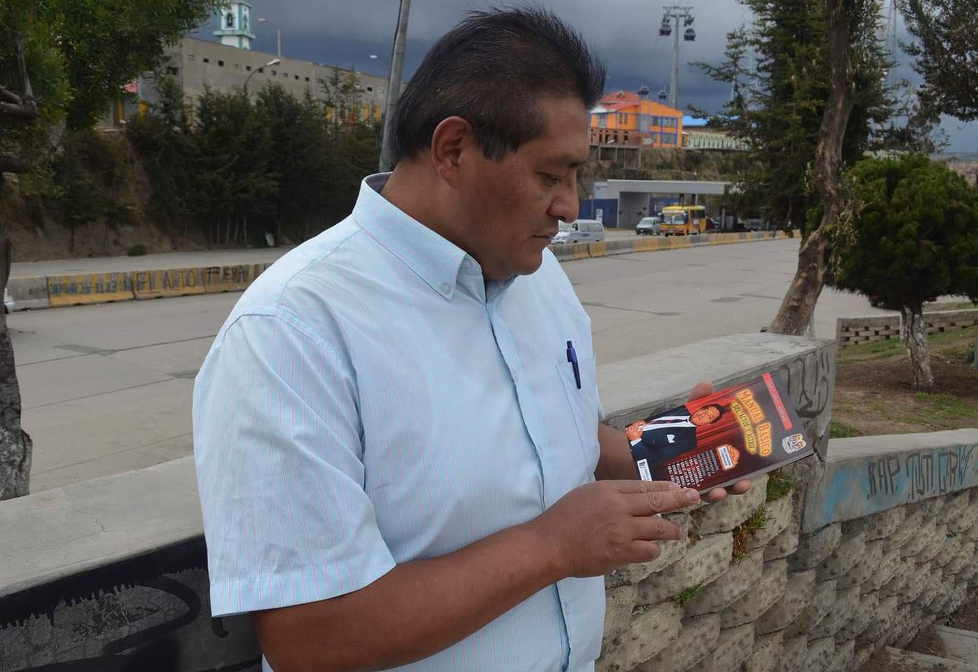 El autor con el libro “Manual Básico del Actor y Actriz” / AM