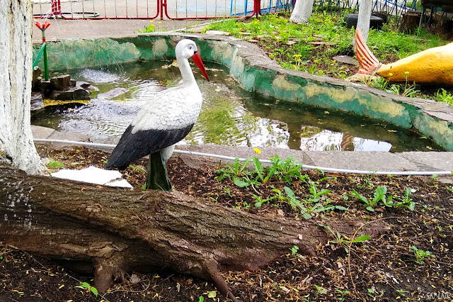  Деревянный аист в Луганском зоопарке