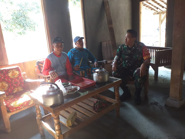 Jalin Tali Silaturahmi Babinsa Melaksanakan Komsos Dengan Anggota Linmas