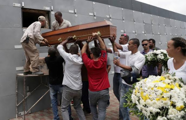 Motoristas de aplicativo são enterrados sob forte comoção em Salvador