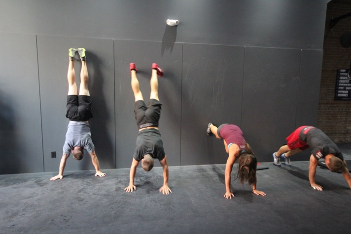 отжимания в стойке на руках у стены. Wall walk. Handstand workout. упражнение хождение стопами по стене. стена кроссфит.