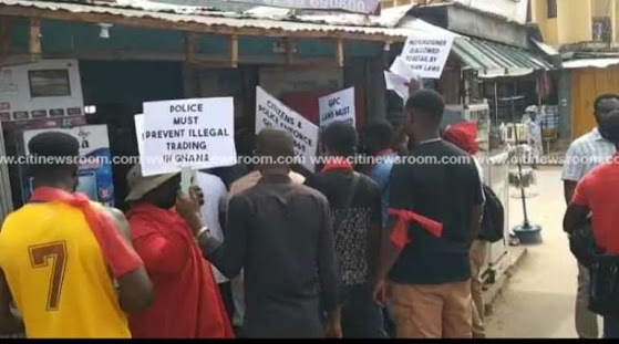 Ghanaian Trade Union locks up foreigners' shops again,momusicdate