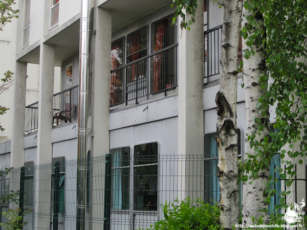Paris 11éme - Foyer de Jeunes de Charonne.  Architectes: P. Agard, F. Raymond  Panneaux de façade: Jean Prouvé  Construction: 1959 