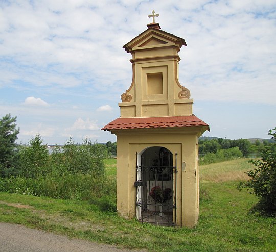 Kapliczka domkowa z XVIII wieku.