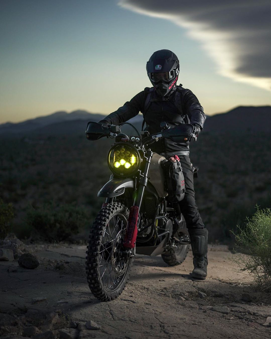 ️ S C R A M B L E R | 𝗘𝗮𝗿𝗹𝗲𝗠𝗼𝘁𝗼𝗿𝘀 - RocketGarage - Cafe Racer Magazine