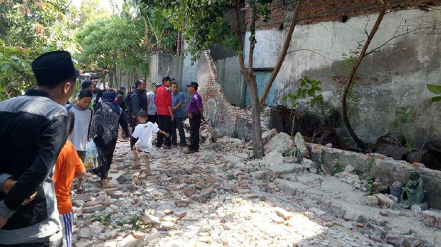 Remaja Ini Meninggal Tertimpa Tembok Yang Roboh Dalam Posisi Sujud Remaja Ini Meninggal Tertimpa Tembok Yang Roboh Dalam Posisi Sujud
