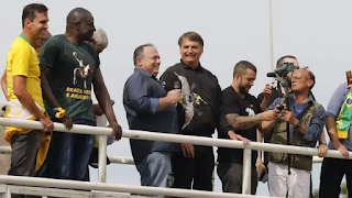 Pressão sobre Pazuello é vista como tentativa de ligar Bolsonaro a campanha antecipada