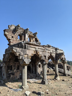 Nawratngadh fort , Jharkhand logs Navratangadh kila , gumla sisai, jharkhand blogs