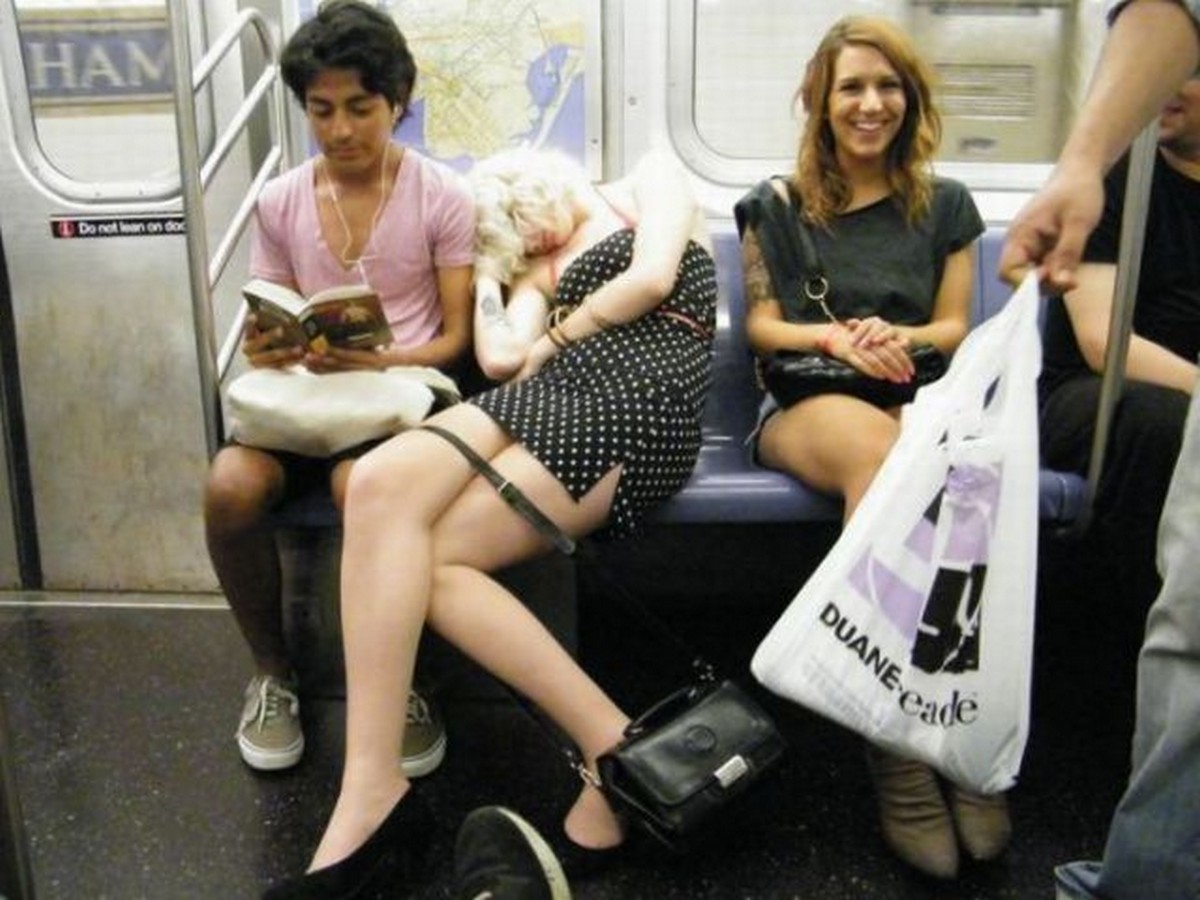 Фото без стыда. Женщины в транспорте. Бабы в общественном транспорте. Пьяные женщины в общественном транспорте. Девушки в метро.