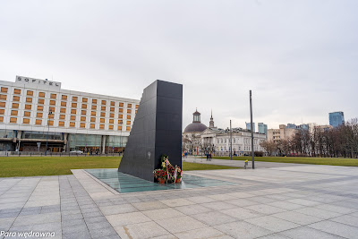 Pomnik ku czci ofiar katastrofy smoleńskiej; w głębi hotel Victoria, kościół ewangelicki, budynek Zachęty i iglica Pałacu Kultury i Nauki