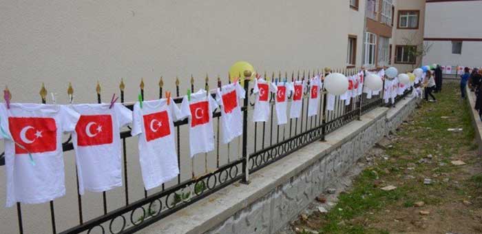 Anaokulu Öğrencileri Tişörtlerine Türk Bayrağını Boyadı
