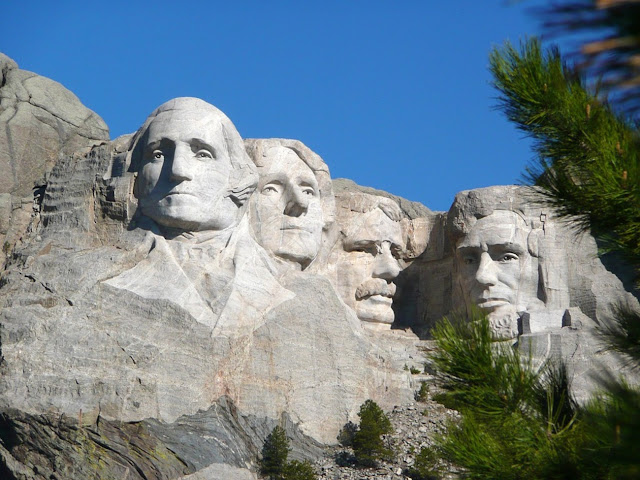 Слева направо:  скульптуры Джорджа Вашингтона, Томаса Джефферсона,  Теодора Рузвельта и Авраама Линкольна,  высеченные в честь 150-летия истории США