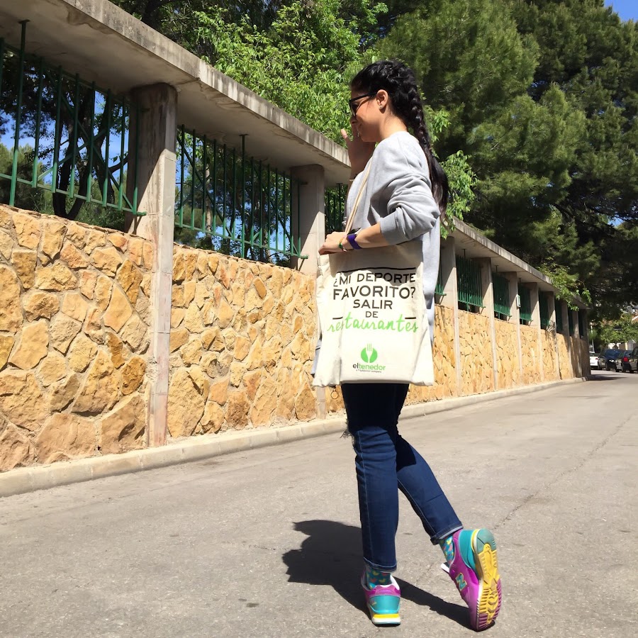 LOOK Primavera con Vaqueros, sudadera y camiseta con escote en la espalda