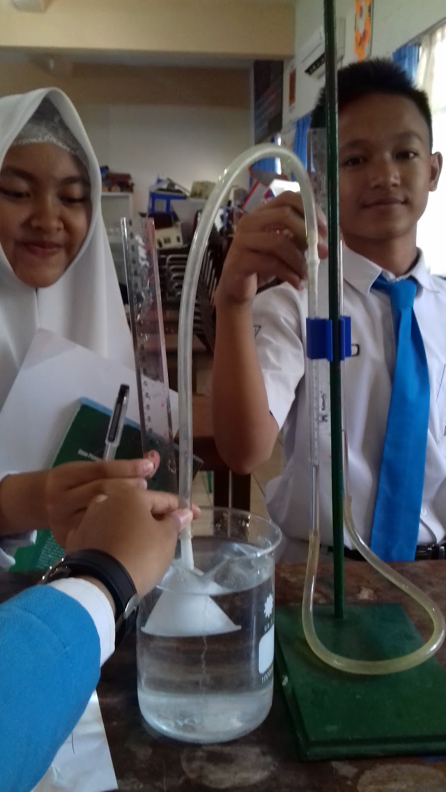 sains: Praktikum Percobaan Hukum Archimedes