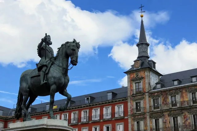 3 days in Madrid: Statue on Plaza Mayor