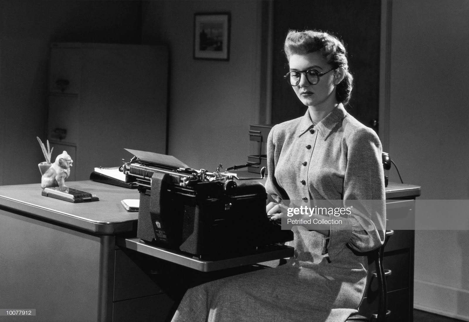 Vintage secretary. ретро секретарша. ретро секретарша. советские девушки ноги. девушка в офисе ретро стиль.