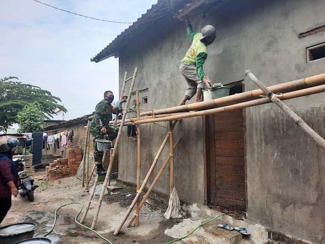 Babinsa Koramil 23/Ceper Bantu Rehab Rumah Masyarakat Babinsa Koramil 23/Ceper Bantu Rehab Rumah Masyarakat