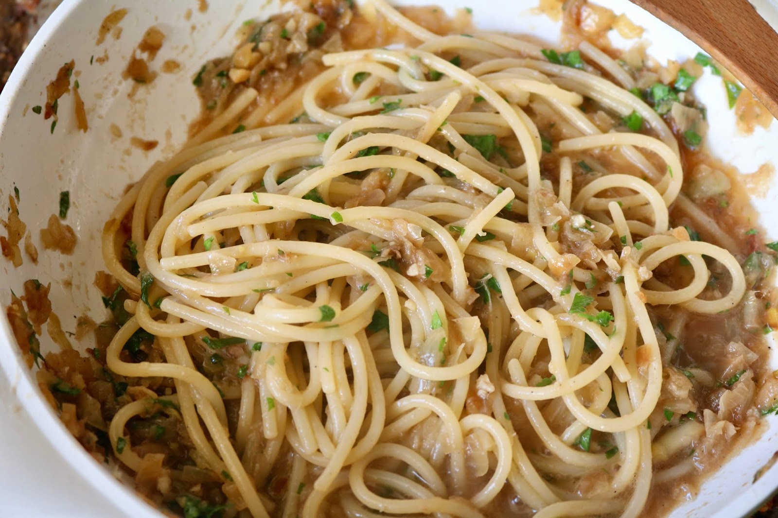 Pasta mit Zwiebeln und Anchovis Pasta mit Zwiebeln und Anchovis
