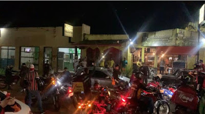 Dezenas de motoboys fazem protesto após colega ser chamado de “lixo” por dono de restaurante – VÍDEO