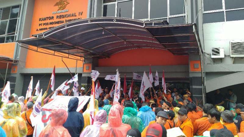 Karyawan PT Pos Indonesia Demo, Minta Direksi Diganti Karyawan PT Pos Indonesia Demo, Minta Direksi Diganti