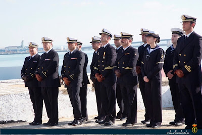 Concesión de la Cruz del Mérito Naval con distintivo amarillo a un suboficial de la Armada por el rescate de 33 inmigrantes en la Isla de Alborán.