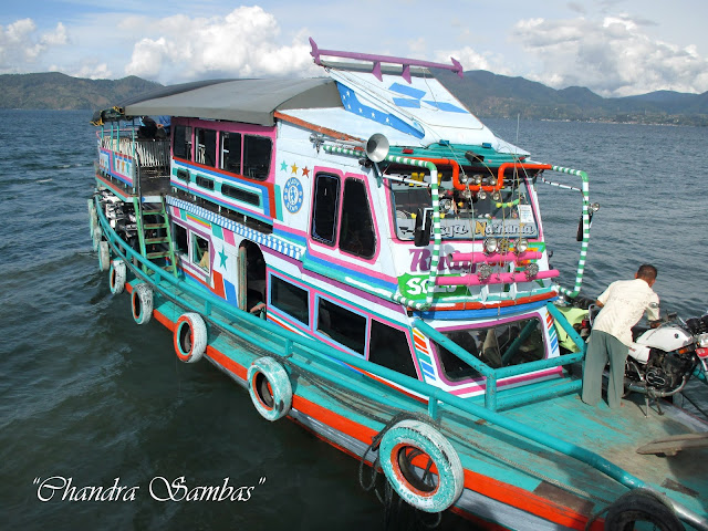 Menyeberangi Danau Toba