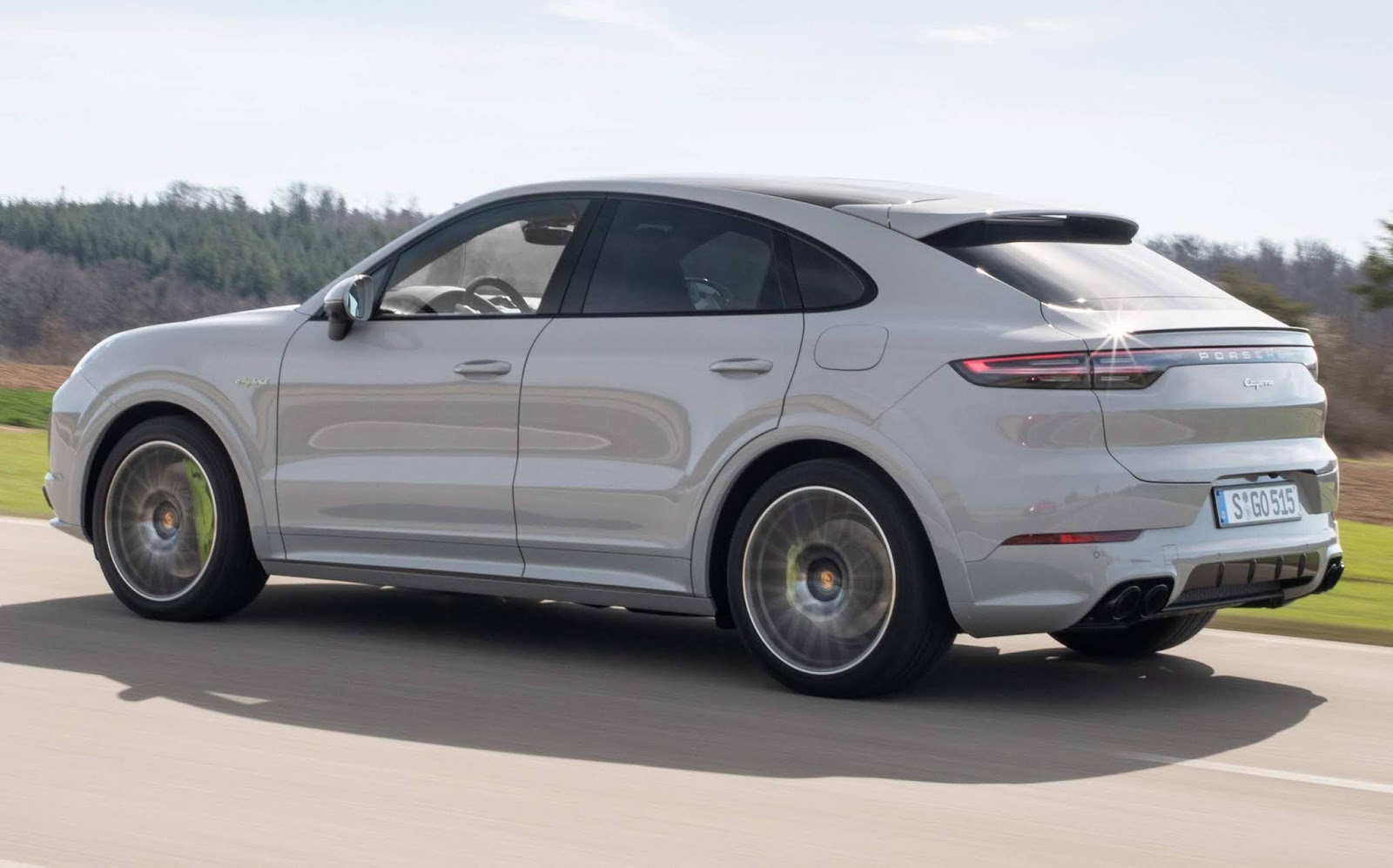 Porsche Cayenne EHybrid Coupé chega por R 495 mil