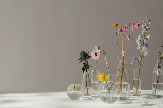 Bicchieri di vetro, flute, vasetti e bottiglie conserve riutilizzate