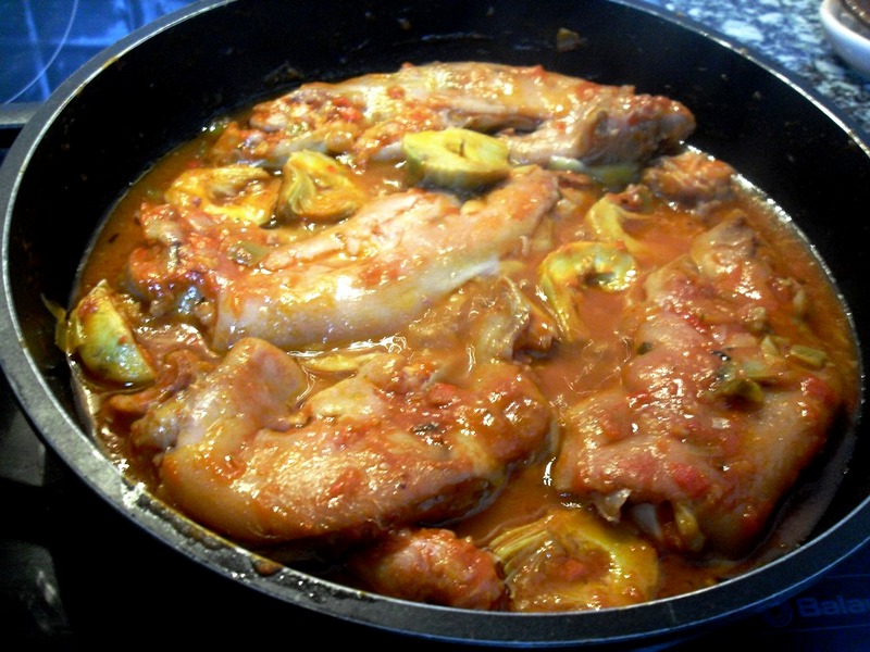 Cazuela de pies de cerdo en salsa con alcachofas.