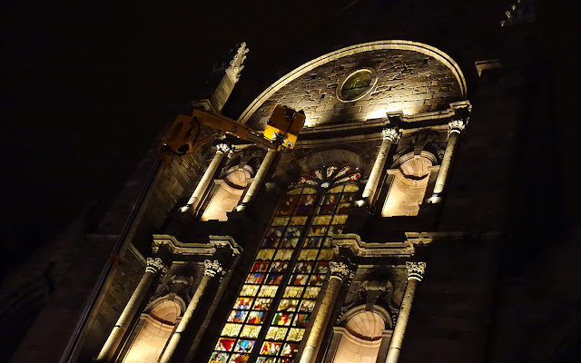 Intervention délicate pour les techniciens sur la façade du transept sud de l'Église !