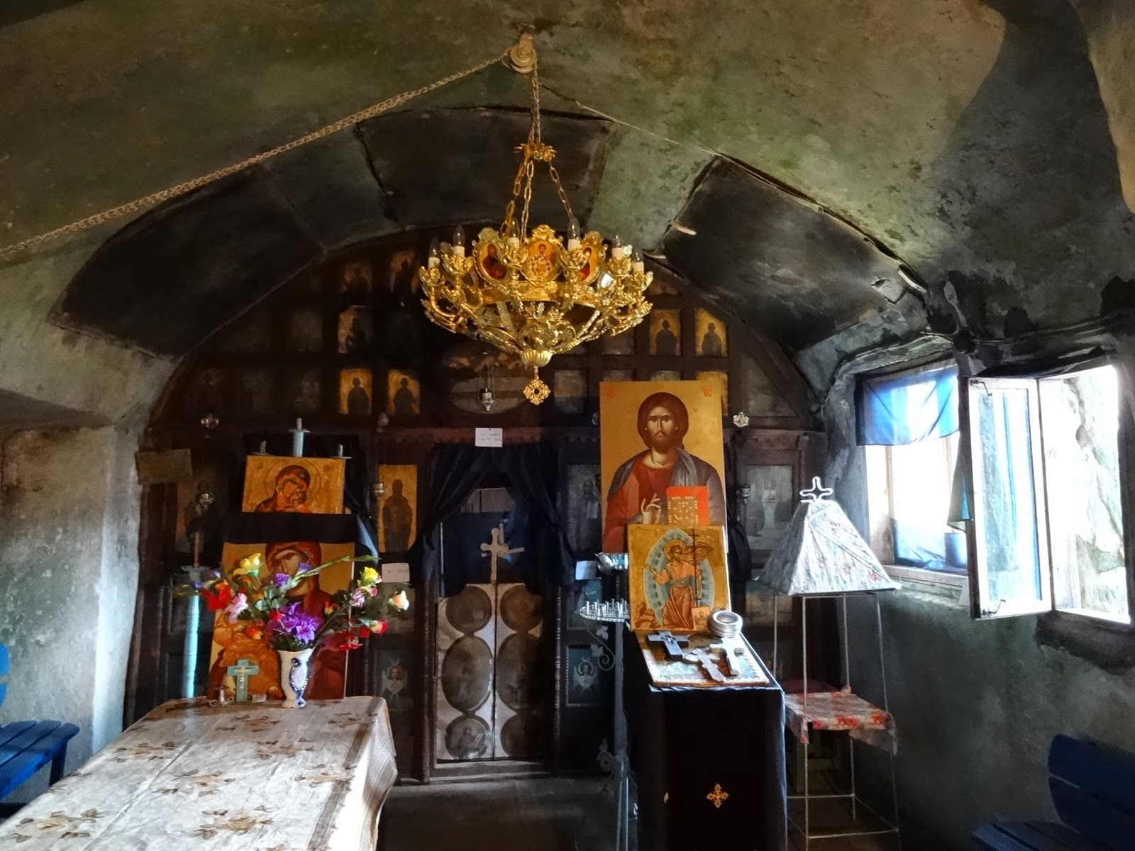 Manastiri din Romania: BISERICA RUPESTRA DE LA ALUNIS, JUD BZ