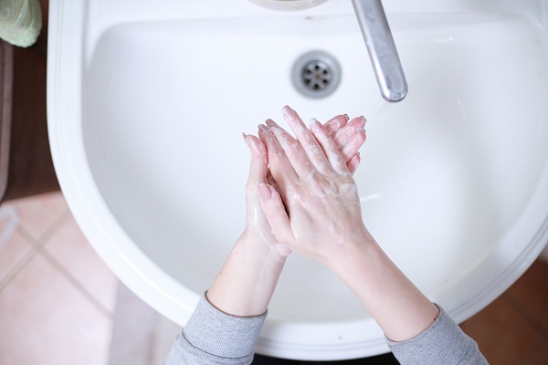 cuci tangan dengan sabun antiseptik