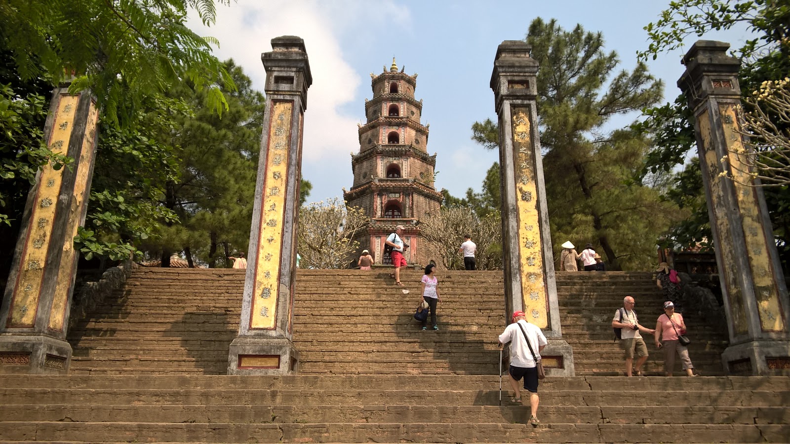 Chùa Thiên Mụ,nơi có nhiều giai thoại lịch sử và hiện tại ở Huế ...